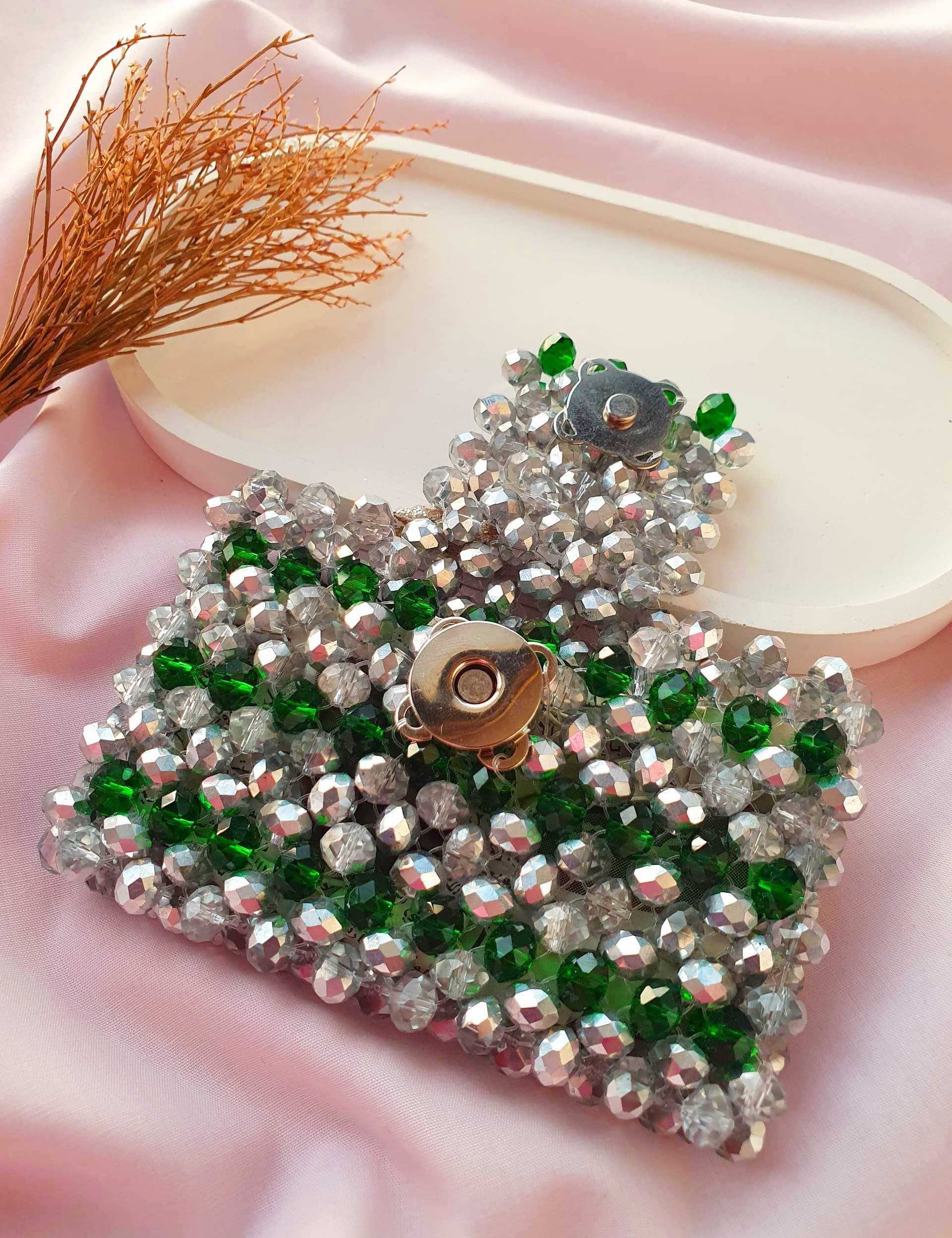 card-holder-made-of-dazzling-crystal-beads